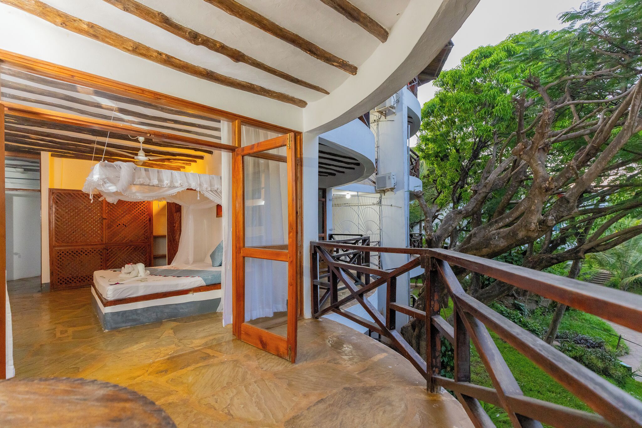 Chambre Double Standard, vue jardin, en bord de plage | Salle de bain | Douche, articles de toilette gratuits, bidet, serviettes fournies