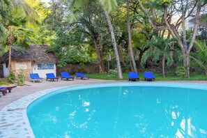 室外游泳池，日光浴躺椅