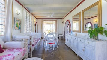 Deluxe-Apartment, 2 Schlafzimmer, Meerblick, Strandnähe | Wohnbereich