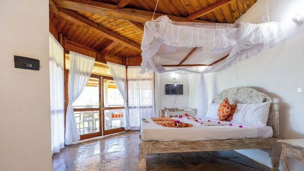 Laptop workspace, blackout drapes, WiFi (free), bed sheets - Silver Rock Hotel (Malindi)