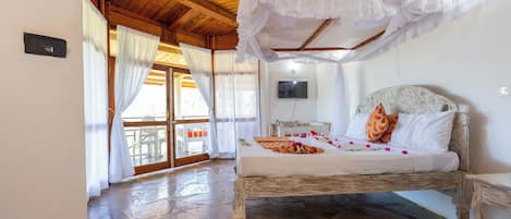 Espacio para trabajar con laptop, cortinas blackout y wifi gratis