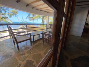 Deluxe appartement, 2 slaapkamers, uitzicht op zee, aan het strand | Balkon