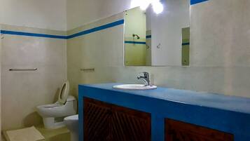 Comfort Apartment, 1 Bedroom, Beach View, Beachfront | Bathroom