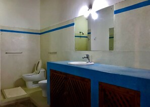 Departamento Confort, 1 habitación, vista a la playa, frente al mar | Baño | Regadera, amenidades de baño gratuitas, bidet, toallas 