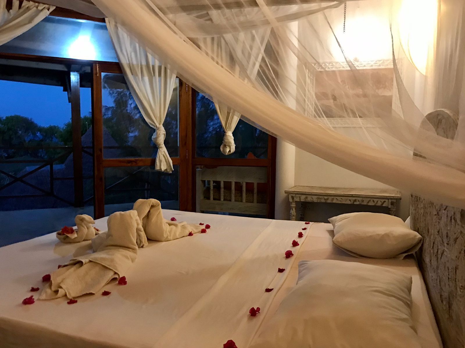 Espacio para trabajar con laptop, cortinas blackout y wifi gratis 