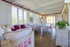 Deluxe Apartment, 2 Bedrooms, Ocean View, Beachfront | Living area