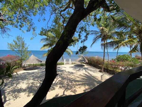 Deluxe appartement, 2 slaapkamers, uitzicht op zee, aan het strand | Uitzicht vanaf balkon