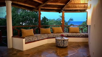 Suite superior, vista al mar | 2 habitaciones, espacio para trabajar con laptop y cortinas blackout