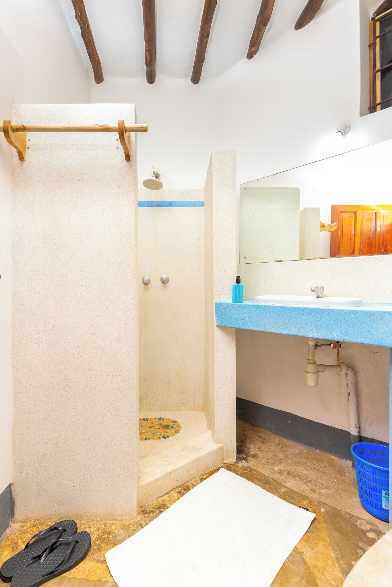 Douche, articles de toilette gratuits, bidet, serviettes fournies