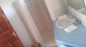 Chambre Double Deluxe, balcon | Salle de bain | Douche, articles de toilette gratuits, bidet, serviettes fournies