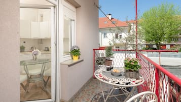 Caja fuerte, decoración individual, mobiliario individual y escritorio