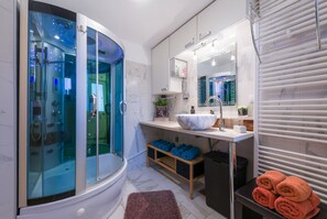 City Suite | Bathroom | Shower, free toiletries, hair dryer, towels - Anastasia Suites Zagreb (Zagreb)