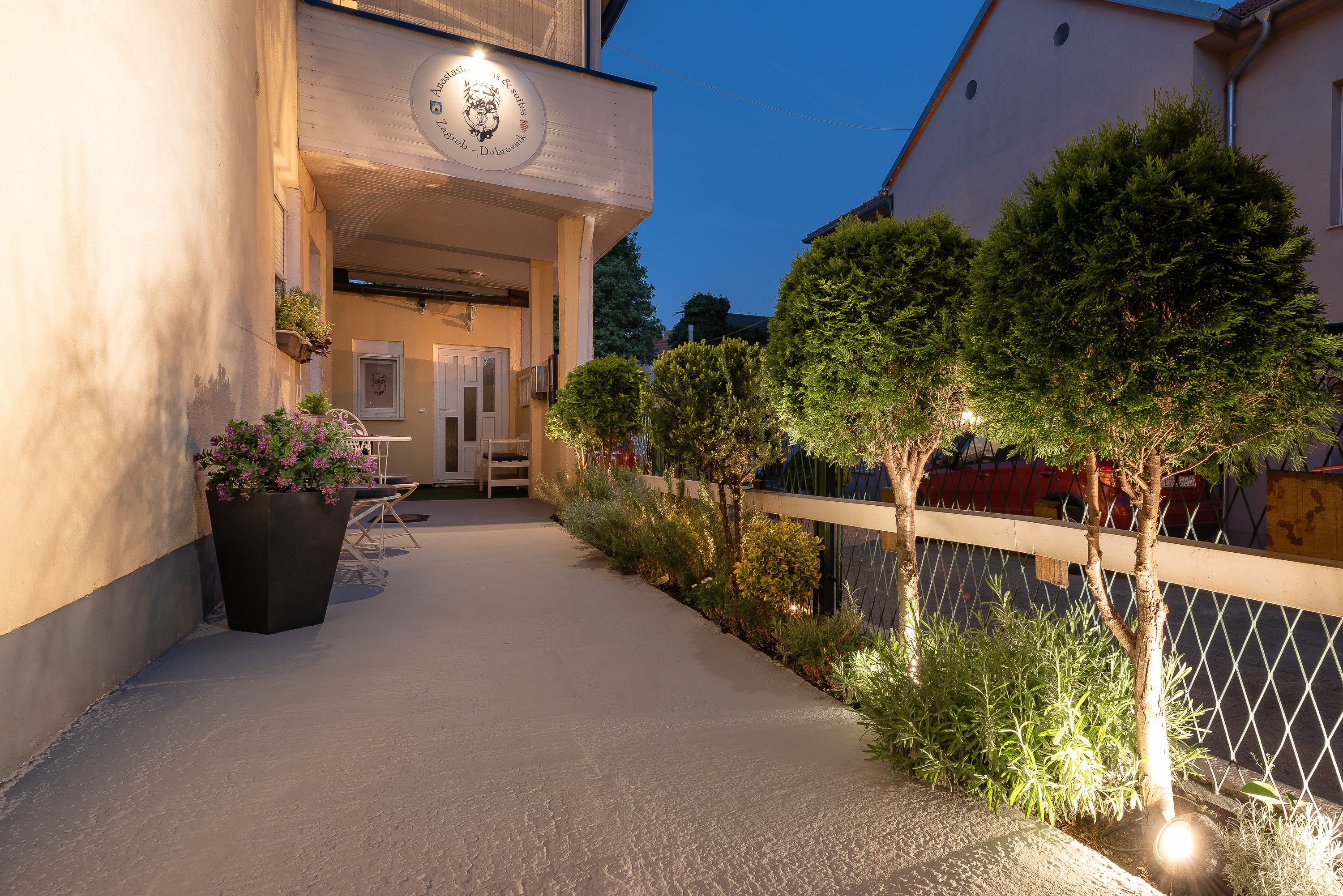 Fassade der Unterkunft – Abend/Nacht