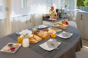 Daily local cuisine breakfast for a fee