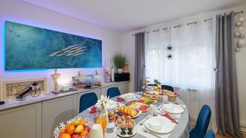 Frokost med lokale retter hver dag (EUR 16 per person)