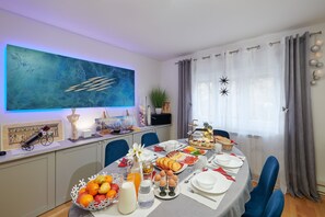 Frokost med lokale retter hver dag (EUR 16 per person)