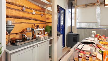 Desayuno con opciones de la cocina local diario (EUR 16 por persona)