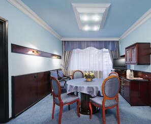 Ropa de cama de alta calidad y minibar 