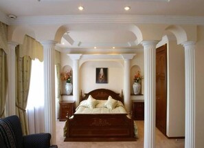 Suite presidencial, 2 habitaciones | Ropa de cama de alta calidad y minibar 