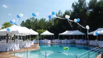 Outdoor pool, pool loungers