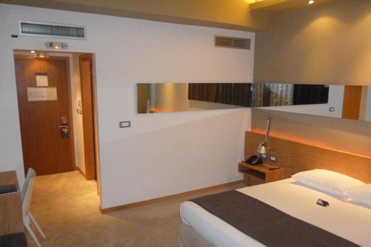 Camera singola | Minibar, una cassaforte in camera, una scrivania, insonorizzazione