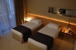 Camera doppia | Minibar, una cassaforte in camera, una scrivania, insonorizzazione