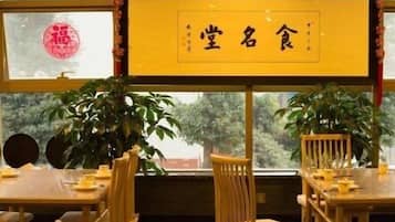 Sarapan, makan tengah hari, makan malam dihidangkan; masakan China