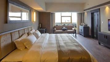 Bar mini, peti besi dalam bilik, meja, langsir/tirai gelap terus