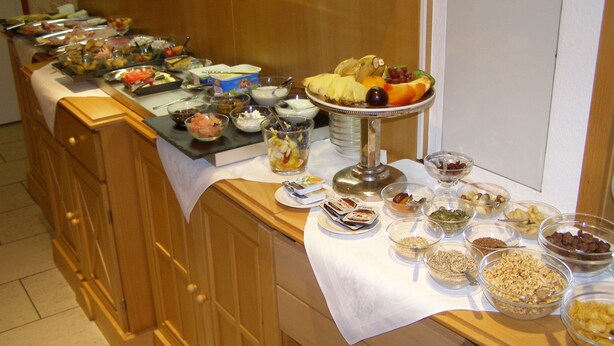 A buffet with various food items and beverages. - Haus Katharina - Hotel am Park (Bad Steben)
