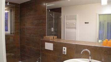 Junior Suite, Balcony, Garden View | Bathroom | Shower, free toiletries, hair dryer, towels