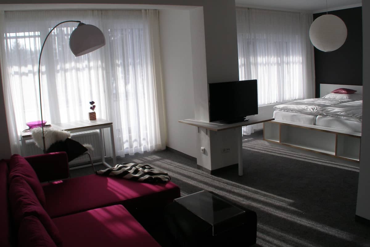 Junior-Suite, Balkon, Gartenblick | Wohnbereich | LCD-Fernseher