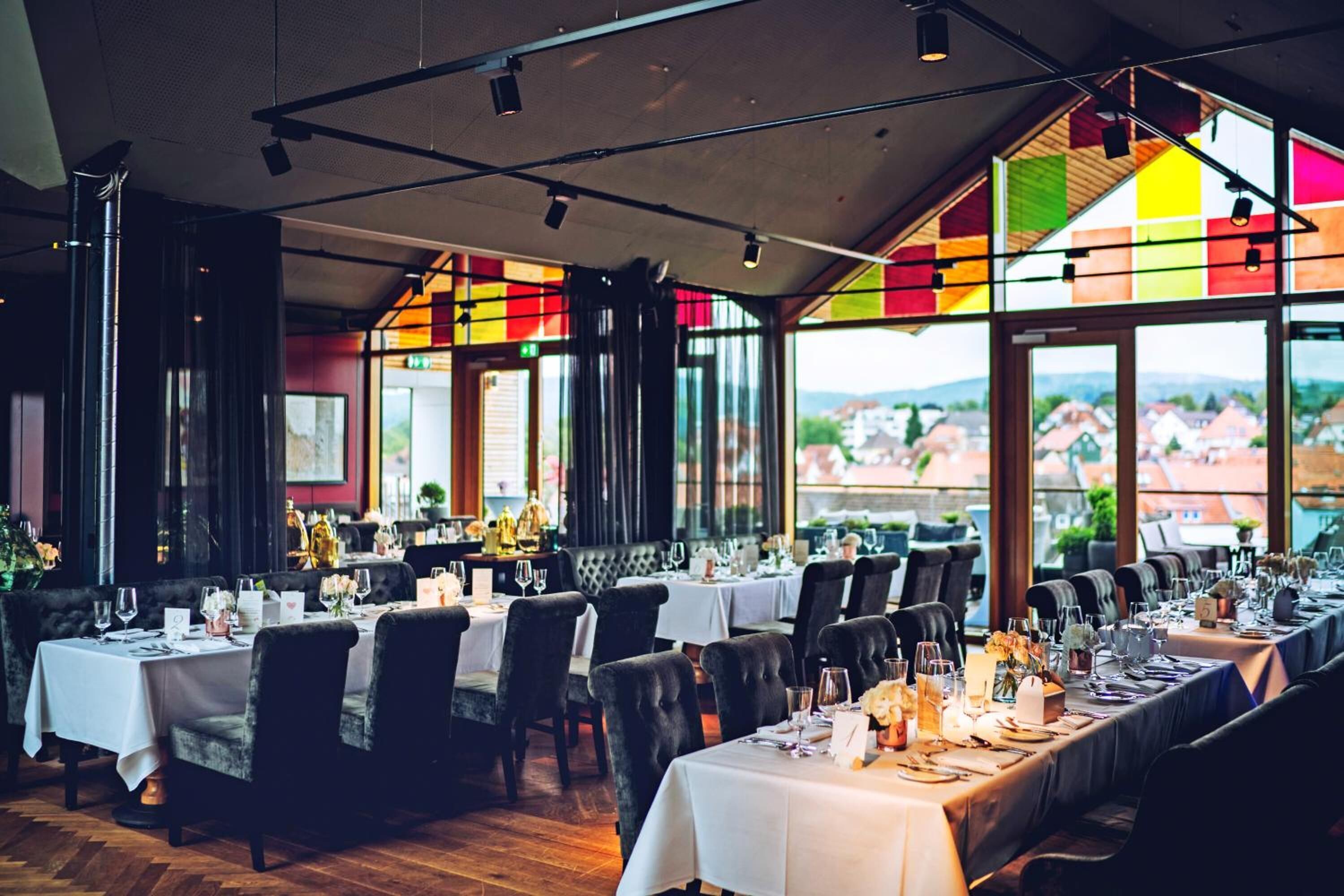 2 restaurants, dinner served, local and international cuisine