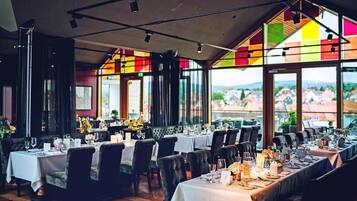 2 restaurantes; se sirven cenas y cocina local e internacional