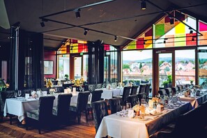 2 restaurantes, se sirve cena, cocina local e internacional 