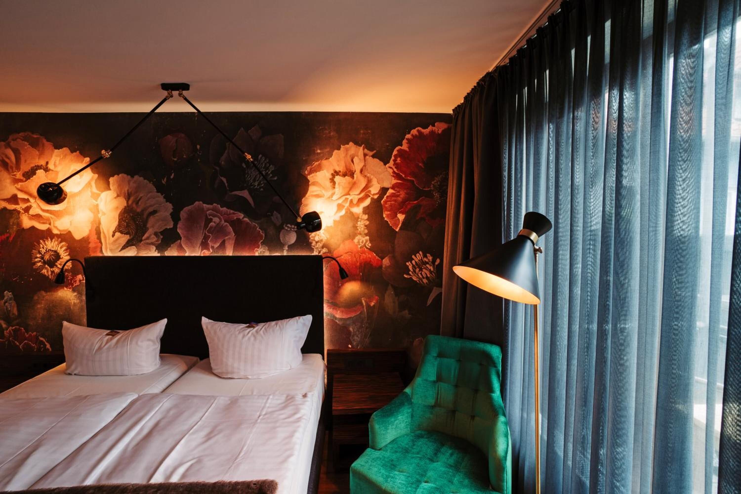 deluxe single room | hypo-allergenic bedding, minibar, in-room safe, desk