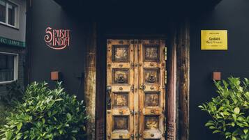 2 Restaurants, Abendessen, lokale und internationale Küche