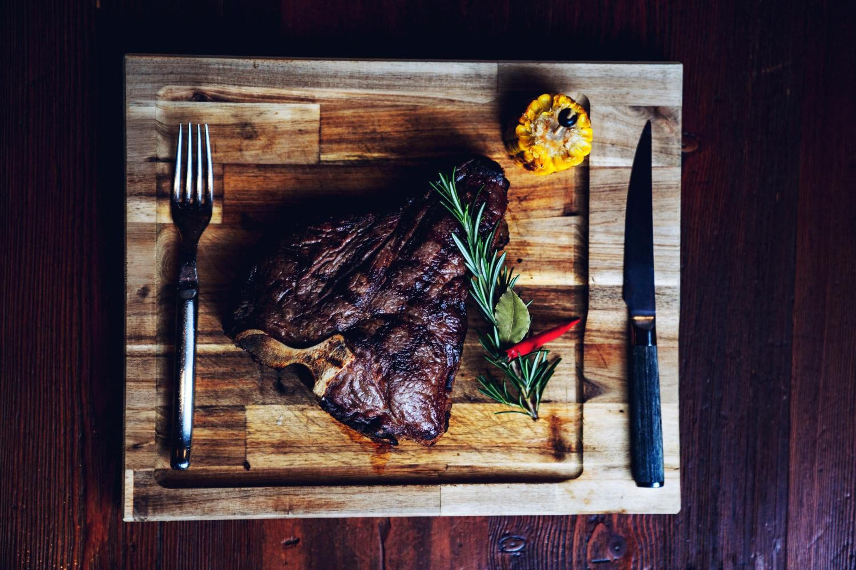 2 restaurants, dinner served, local and international cuisine