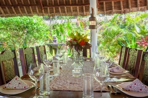 Family dining - Villa Raymond (Diani Beach)