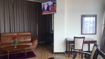 Junior tweepersoonskamer, rolstoeltoegankelijk bad, uitzicht op de stad | Badkamer | Een douche, een regendouche, gratis toiletartikelen, een haardroger