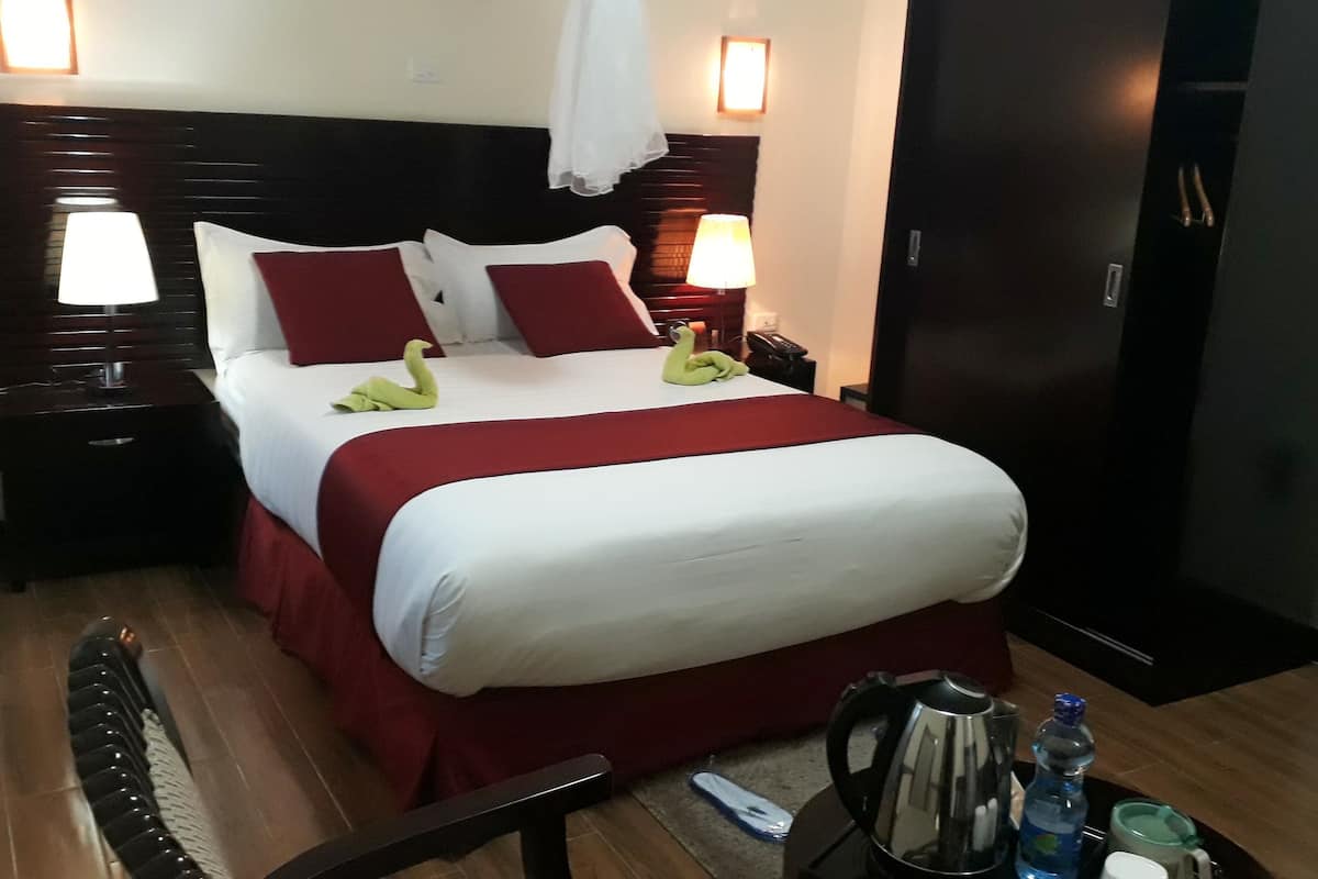 Bedden met traagschuimmatras, een gratis minibar, een kluis op de kamer