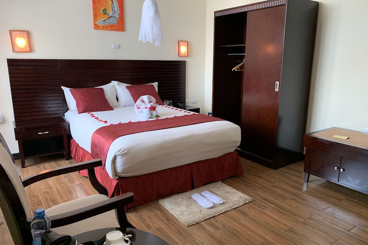 1 Schlafzimmer, kostenlose Minibar, Zimmersafe, Schreibtisch