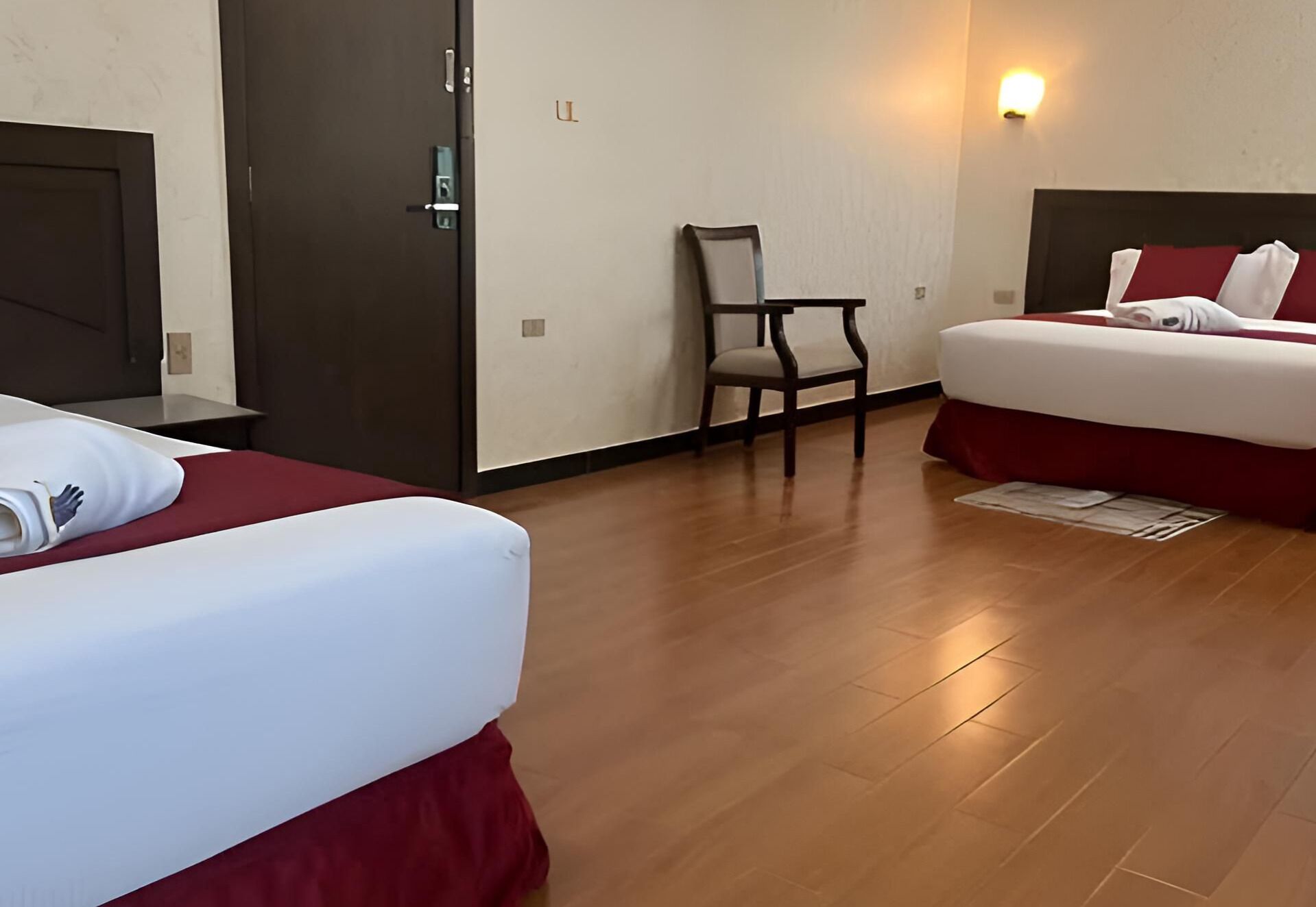 Betten mit Memory-Foam-Matratzen, kostenlose Minibar, Zimmersafe