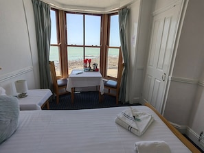 Escritorio, tabla de planchar con plancha, wifi gratis y ropa de cama