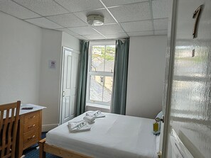 Chambre Double, salle de bains attenante (Rear View) | Bureau, fer et planche à repasser, Wi-Fi gratuit, draps fournis