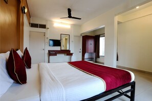 Deluxe Room, 1 Bedroom (Airconditioned) | Desk, free WiFi, bed sheets - HMR Royal Inn (Pune)