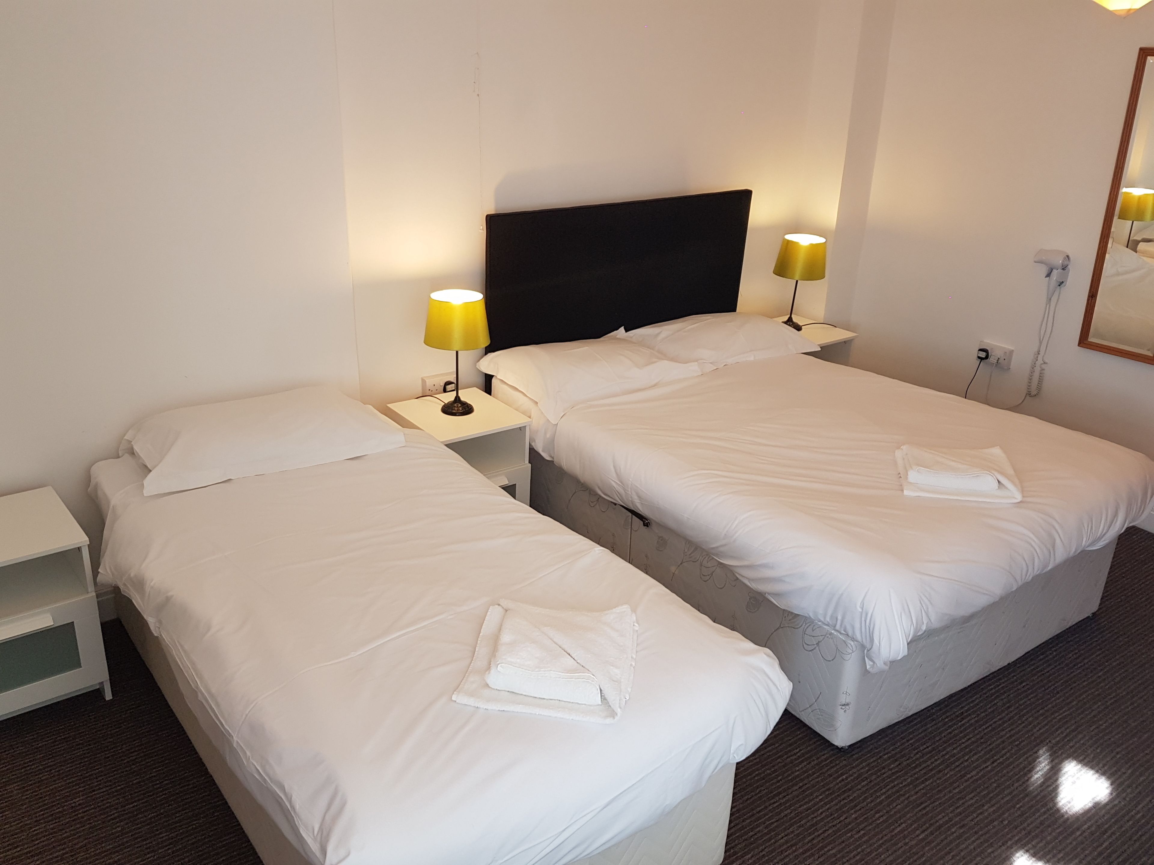 Fjölskylduherbergi | Straujárn/strauborð, rúmföt