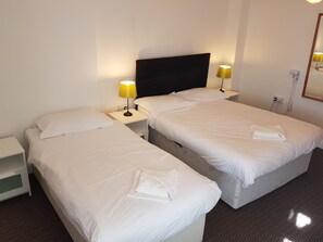 Tabla de planchar con plancha y ropa de cama 