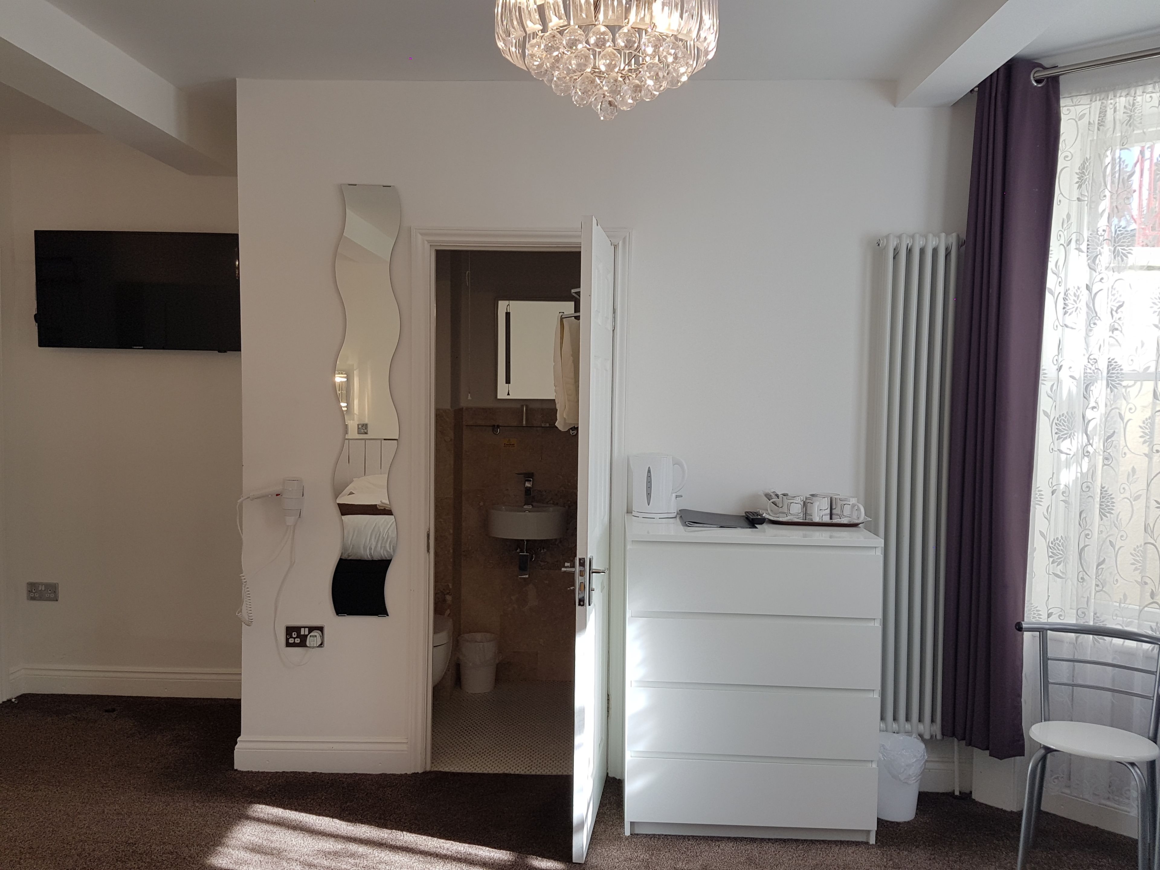 Tabla de planchar con plancha y ropa de cama 