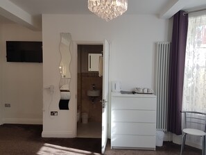 四人房 | 熨斗/熨衣板、床單