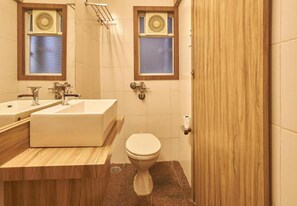 Dusch, gratis toalettartiklar och handdukar